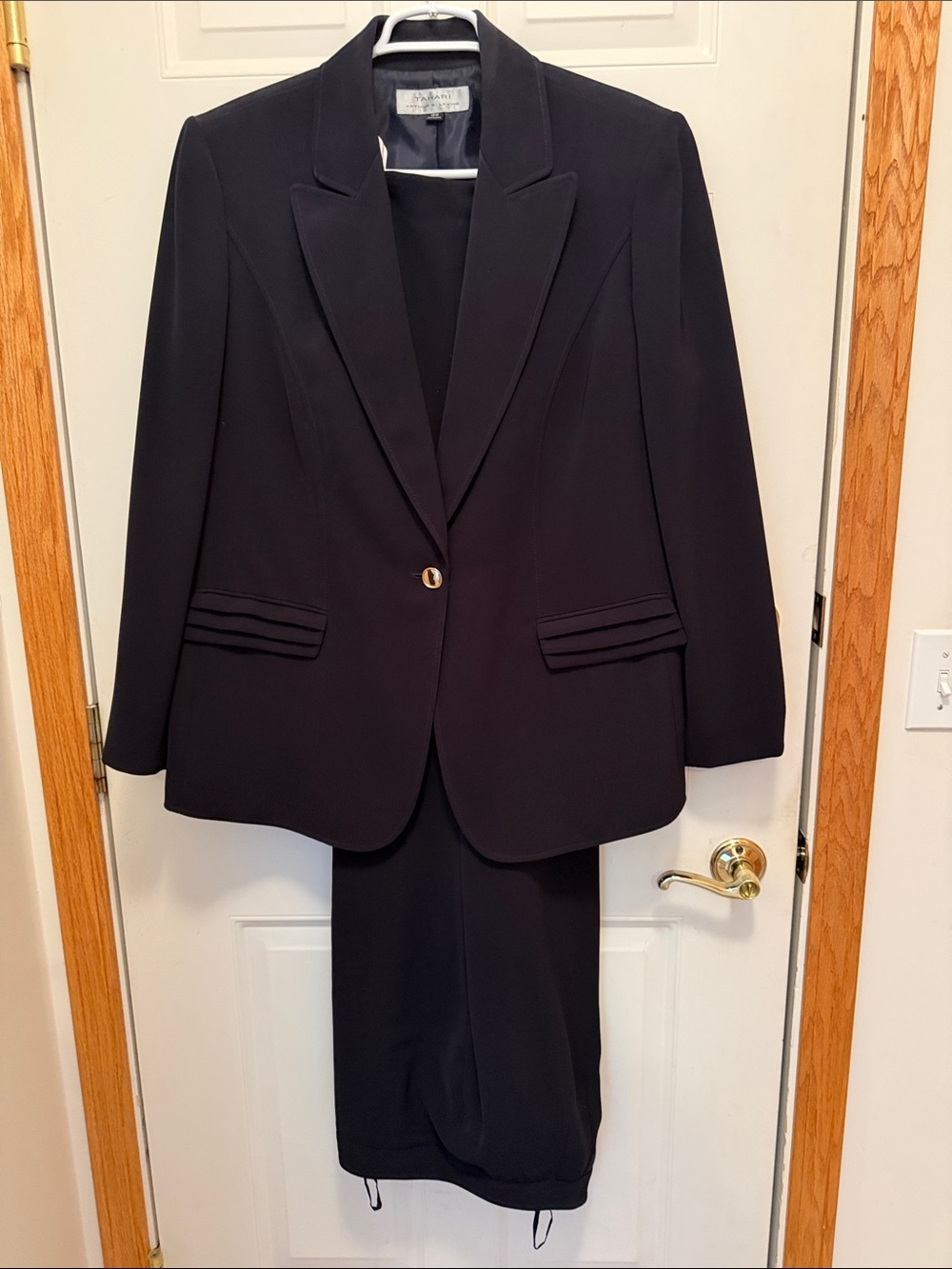 Tahari Women’s Black Two-Piece Pant Suit.  18W